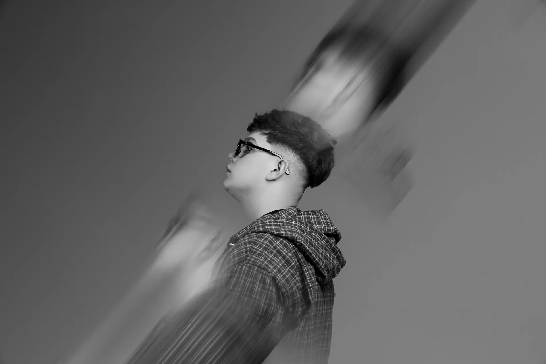 Retrato en movimiento en blanco y negro