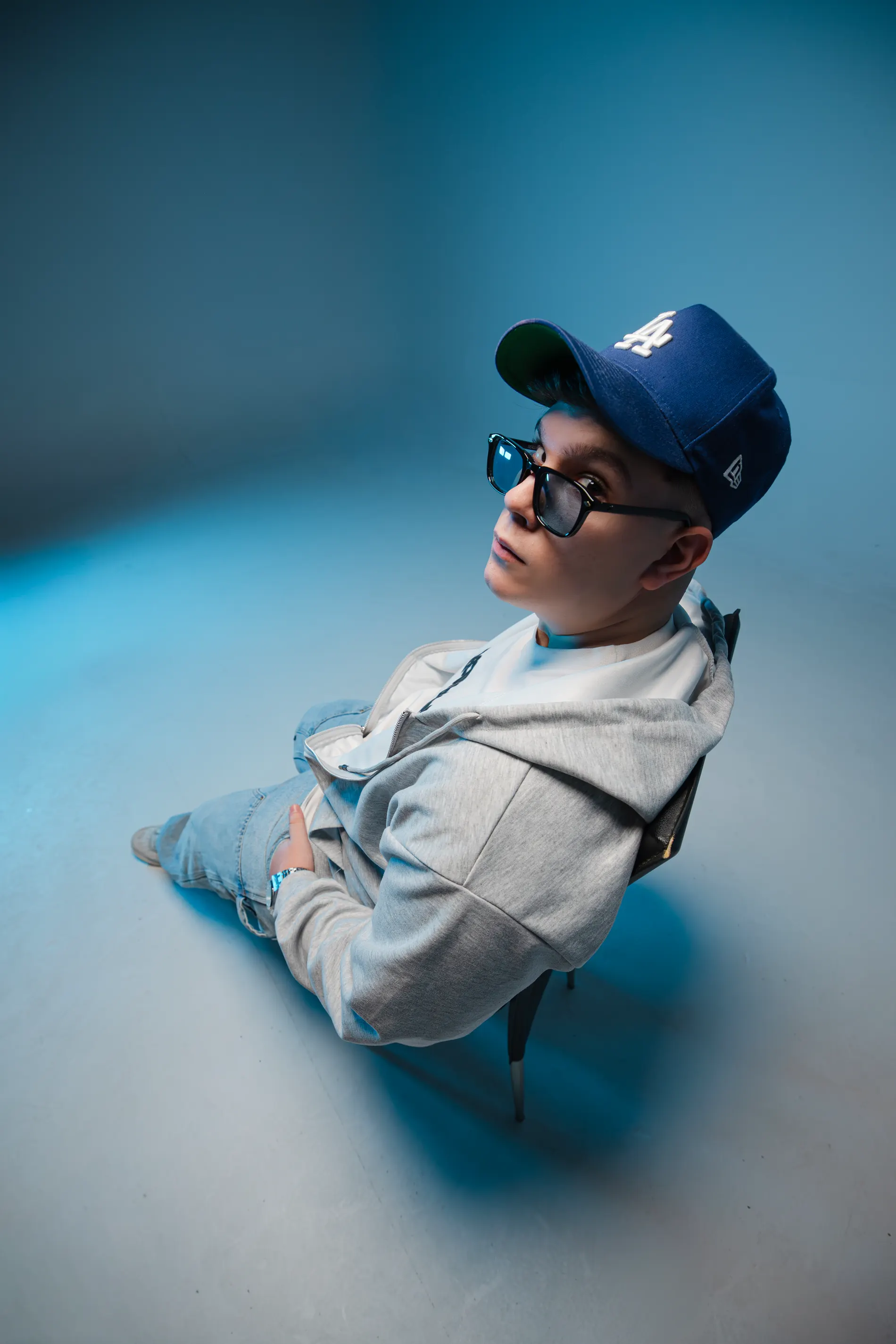 Retrato de estudio con luz azul